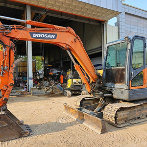 두산 DX60R 2011년식 코끼리집게 회전라인 가동6천 소선회 02 중고굴삭기