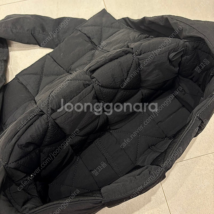 (정품)보테가베네타 패디드 테크 카세트백(크로스백)--5