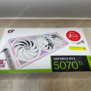 (가격내림) 컬러풀 iGame RTX 5070Ti ULTRA OC White D7 16GB 화이트