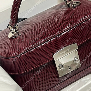 (새상품)더로랑 하프문 박스백 버건디