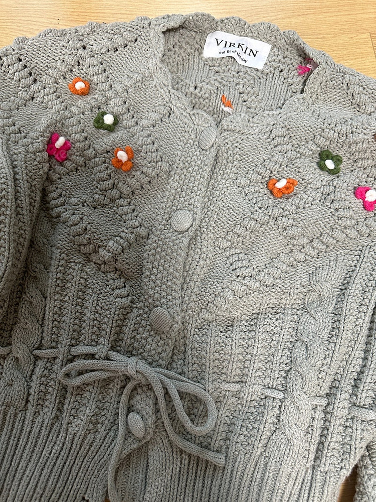 버킨 핸드메이드 플라워 니트가디건 그레이--3