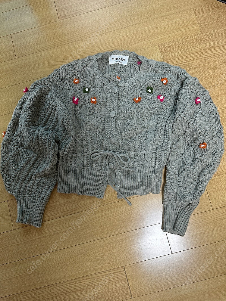 버킨 핸드메이드 플라워 니트가디건 그레이--4