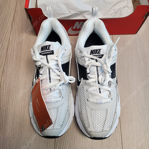 나이키 줌 보메로 5 GS 235