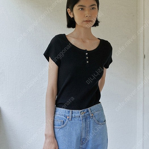 엘오61 Lis Button Top in Black