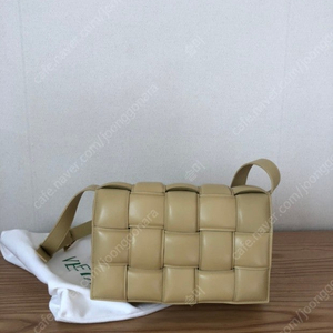 보테가베네타 패디드 카세트백 타피오카 색상