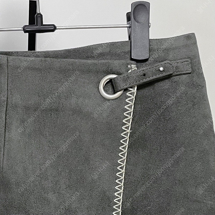 스웨이드 화이트 스티치 카키 미니스커트 미니치마 이미지