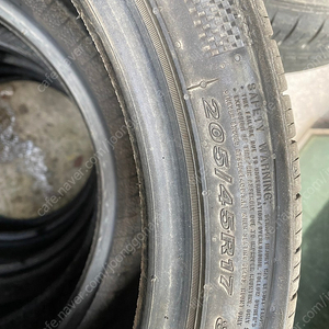 205/45R/17 넥센 엔피즈 S 중고타이어 4본 판매합니다 ( 트레드 90%이상 남아있어요)