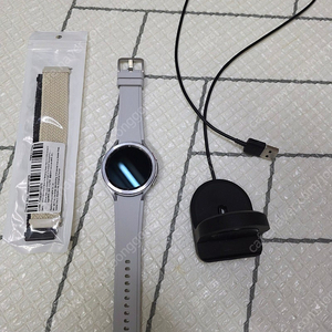 갤럭시 워치4 클래식 46mm 실버 제품 판매합니다.