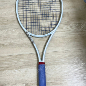 윌슨 테니스라켓 쉬프트 300g 2그립 판매합니다.