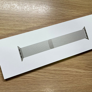 애플워치 정품 내추럴 밀레니즈루프 42mm 단순개봉품 팝니다.