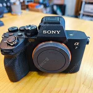 SONY 소니 a7m4 카메라 팝니다. 기스 없고 깨끗해요