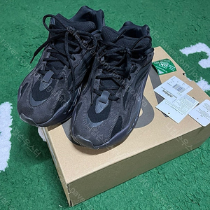 아디다스 2019 이지부스트 700 v2 반타
