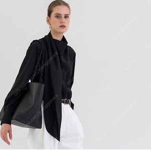 킨더살몬 draped scarf blouse