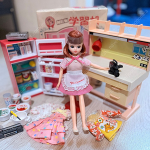 사진속 리카짱& 리카책상등 토탈 묶음셋 택포// 8만원에 판매합니다. // 개봉하자마자 내놓아 플레이감 없는 리카인형& 2대리카 책상 & 빈티지 냉장고& 기타 용품과 리멘트