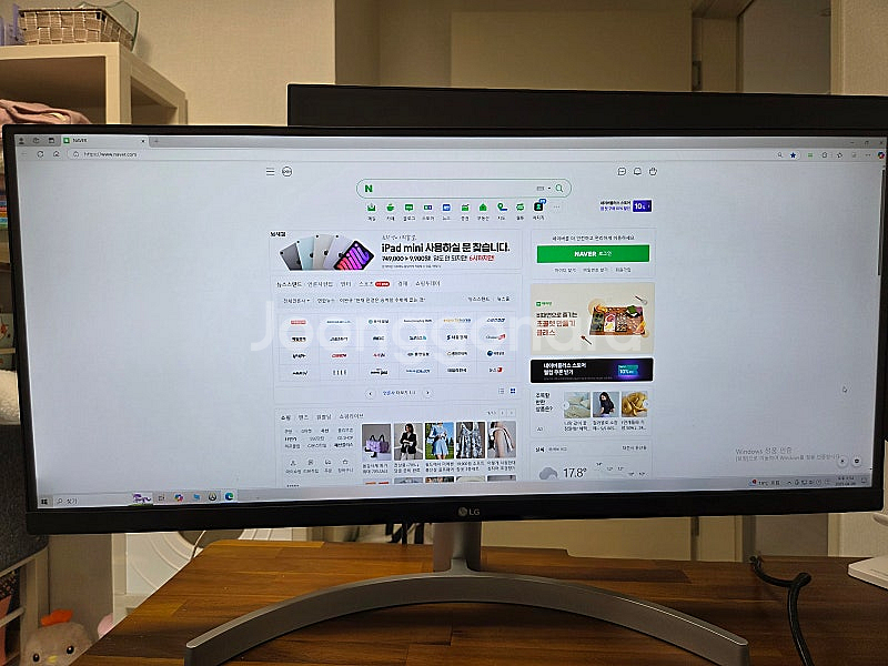 LG 울트라와이드 29인치 화이트 모니터--1