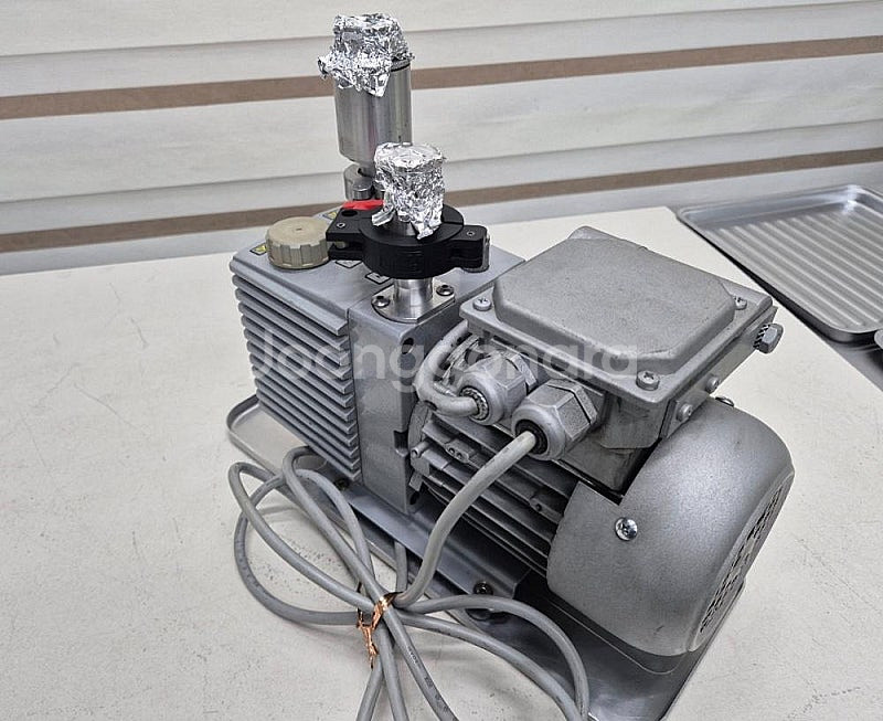 Varian 9499309M004 Vacuum Pump...--1