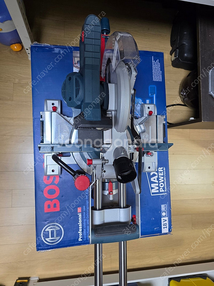 보쉬 슬라이딩각도절단기(GCM 18V-216D) 팝니다...--1
