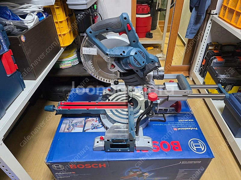 보쉬 슬라이딩각도절단기(GCM 18V-216D) 팝니다...--2