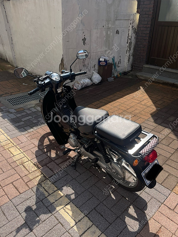 혼다 슈퍼커브 2023년식 110 cc 블랙 팝니다--2