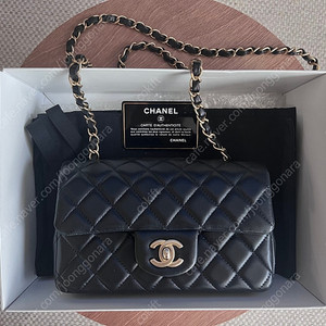 샤넬 뉴미니 플랩백 블랙