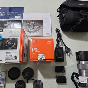 소니 미러리스 A6000 화이트 + 소니 e50 f1.8 렌즈 풀박스 팝니다.
