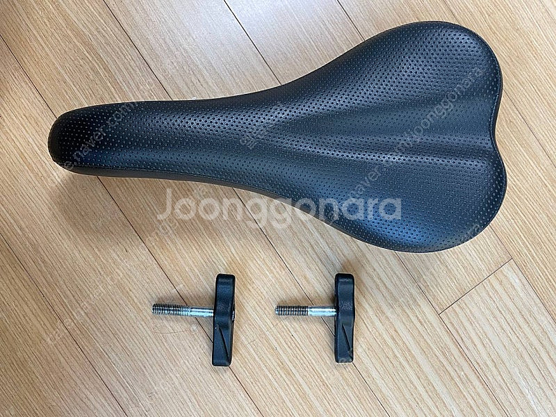 브롬톤 순정 안장 + 순정 흰지 클램프--0