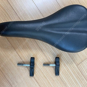브롬톤 순정 안장 + 순정 흰지 클램프