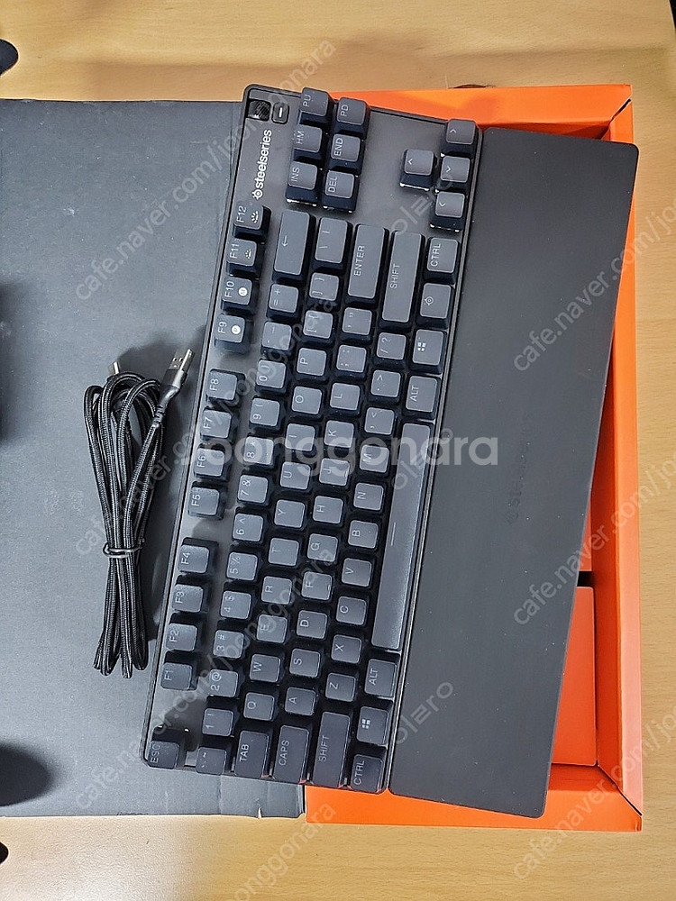 스틸시리즈 Apex 9 TKL 게이밍 키보드+손목패드--1