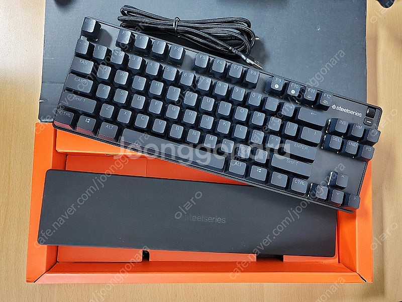 스틸시리즈 Apex 9 TKL 게이밍 키보드+손목패드--2