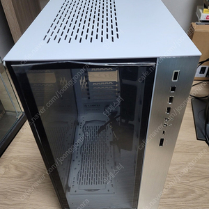 리안리 O11D XL ROG 화이트 케이스 O11