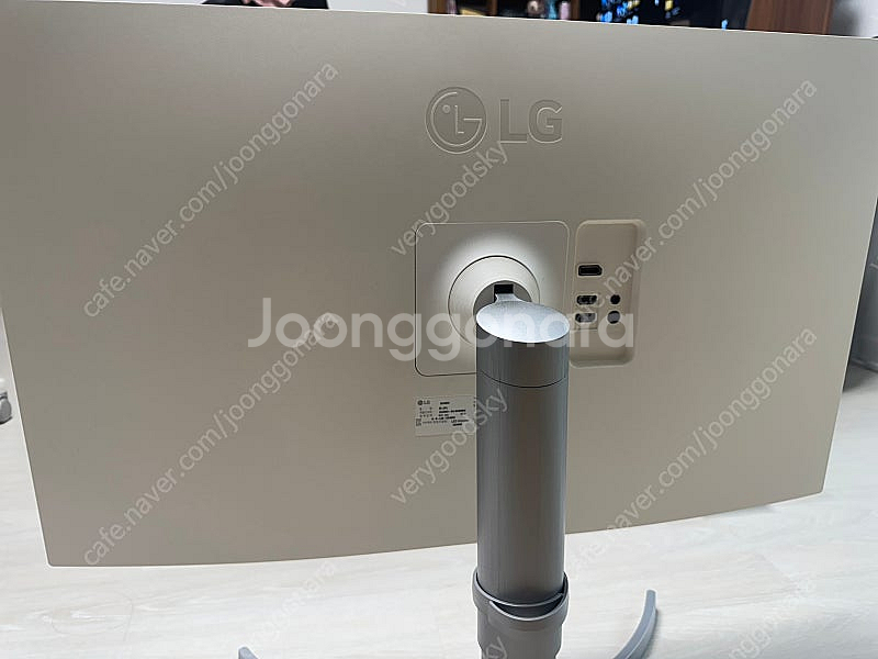 LG 32UN650 32인치 4K UHD 모니터 팝니다--3