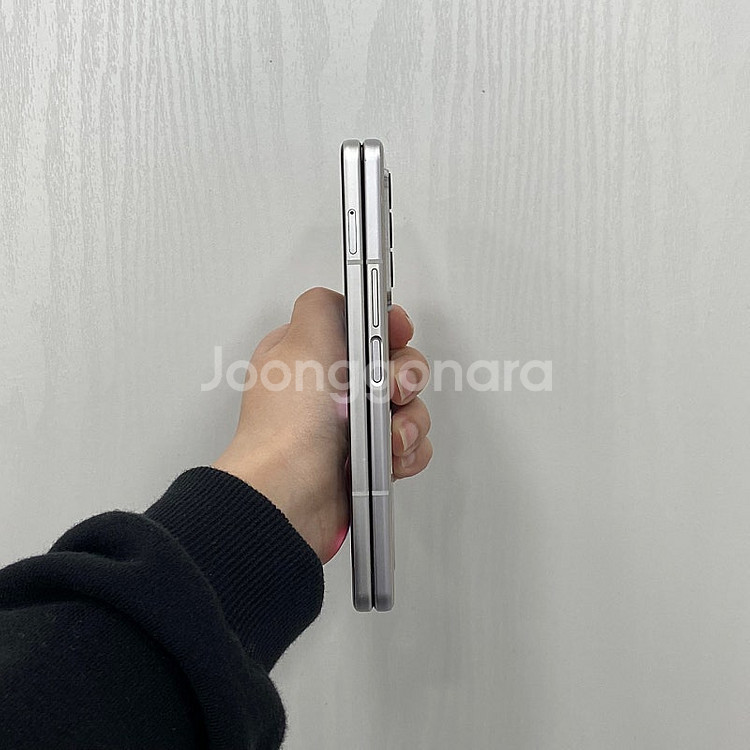 75945 갤럭시Z폴드3 256기가 실버 공기계 팝니다...--7