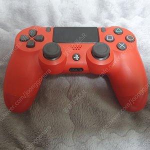 PS4 신형정품레드색상패와 충전거치대 판매합니다.