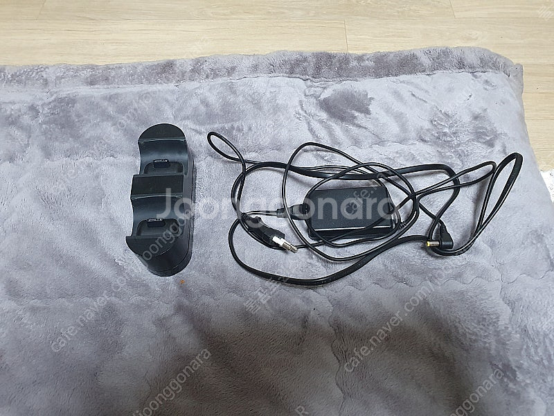 PS4 신형정품레드색상패와 충전거치대 판매합니다.--1