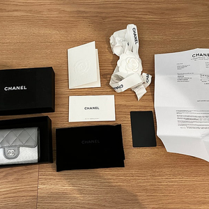 CHANEL 샤넬 클래식 카드 홀더, 실버 램스킨 거의 새상품, 전 구성품 보유 중 저렴히 내놓습니다