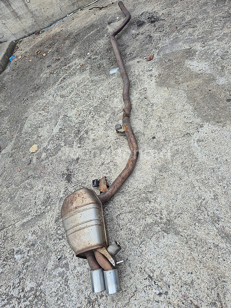 BMW F10 벤츠 W205 파이프커버 순정 머플러 판매합니다.--4