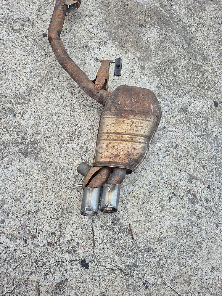 BMW F10 벤츠 W205 파이프커버 순정 머플러 판매합니다.--5