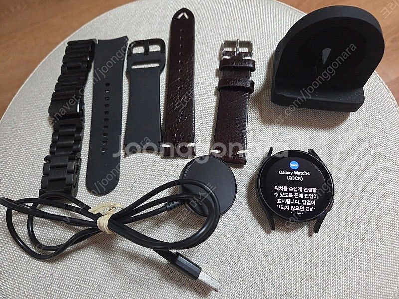 갤럭시 워치4+스트랩 3종 + 충전독--2
