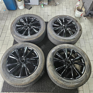 [ 중고 ] 더뉴 카니발 블랙 신 yp 19인치 휠 타이어 조합 팝니다.
