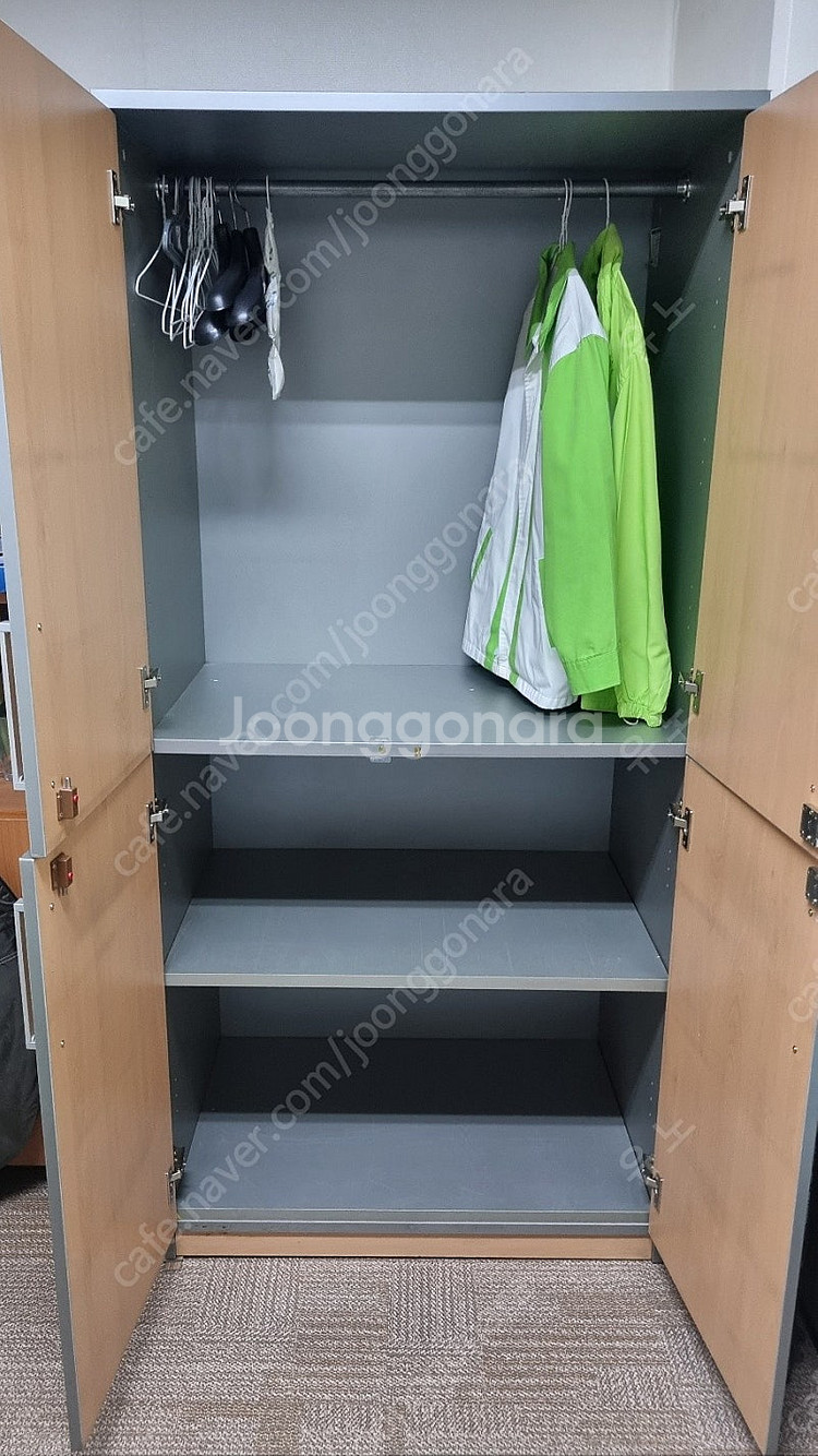 사무실 수납장 겸 옷장 책장 판매합니다--1