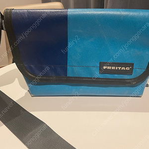 프라이탁 하이파이브오 (파하늘색) 11만원에 판매합니다