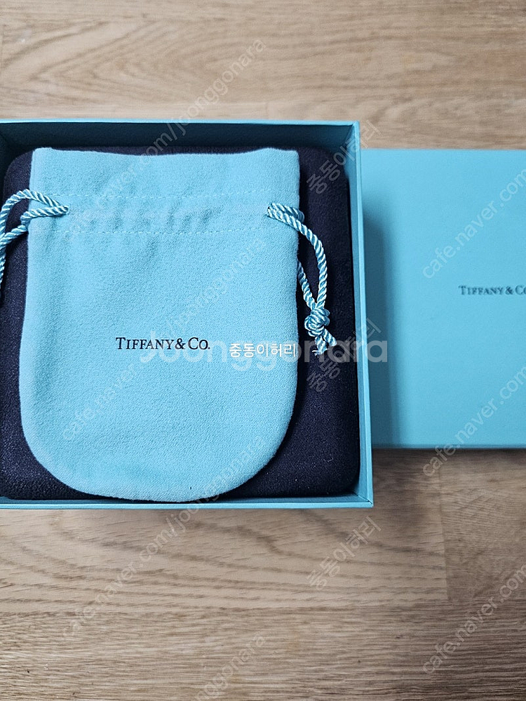 티파니앤코 T 와이드 힌지드 팔찌(옐로우골드)--3