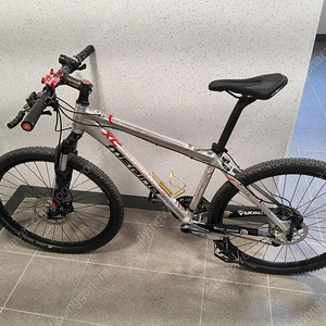메리다 MATT 800 SLX MTB 27단 은색.....