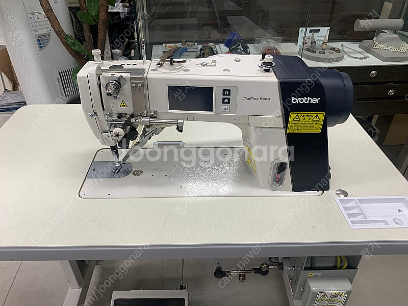 부라더 7300A 자동사절미싱 팝니다--0