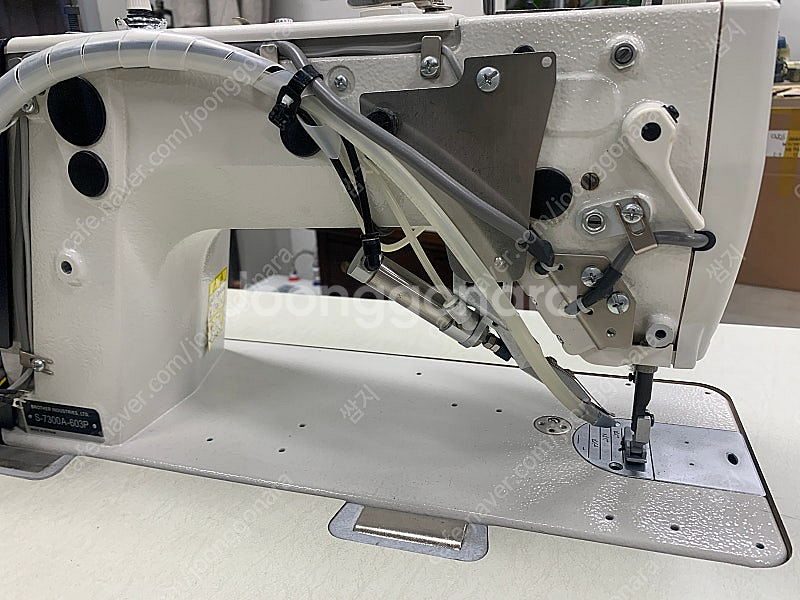 부라더 7300A 자동사절미싱 팝니다--3