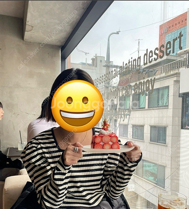 비뮤즈 (현 베뉴엣) 스퀘어 넥 퍼프 탑 팝니다.--5