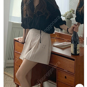 달트 엠마 셔링 블라우스 블랙 팝니다.