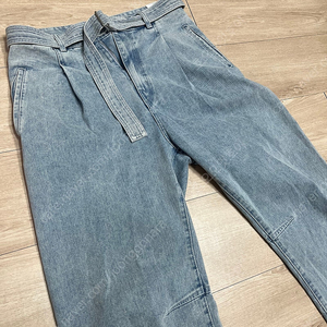 인사일런스 커브드 플리츠 데님 팬츠 팝니다
