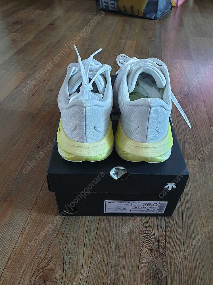 데상트 에너자이트 운동화 이미지