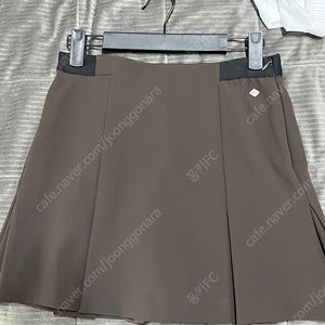 제이린드버그 비르짓타 골프스커트 브라운색상 팝니다